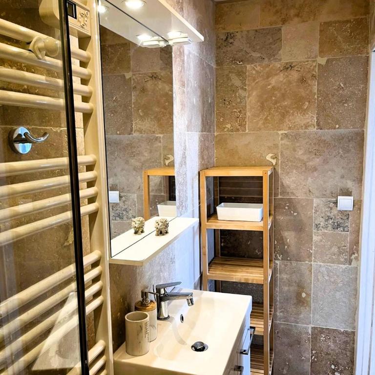 Duplex de charme intramuros climatisé - Two-Bedroom Apartment - 15