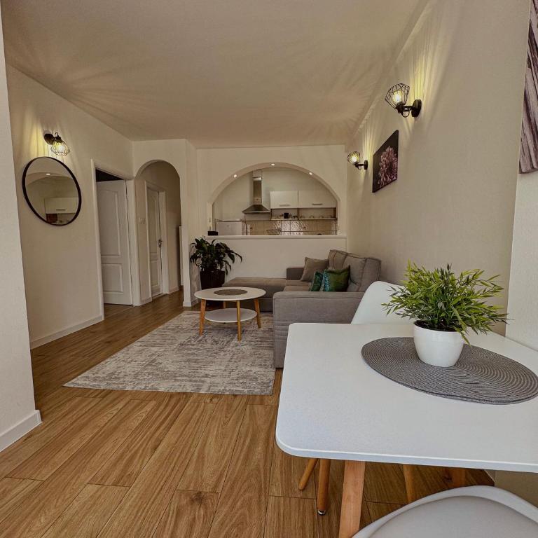 Amora Apartments - FREE parking - Deluxe One-Bedroom Apartment - 4