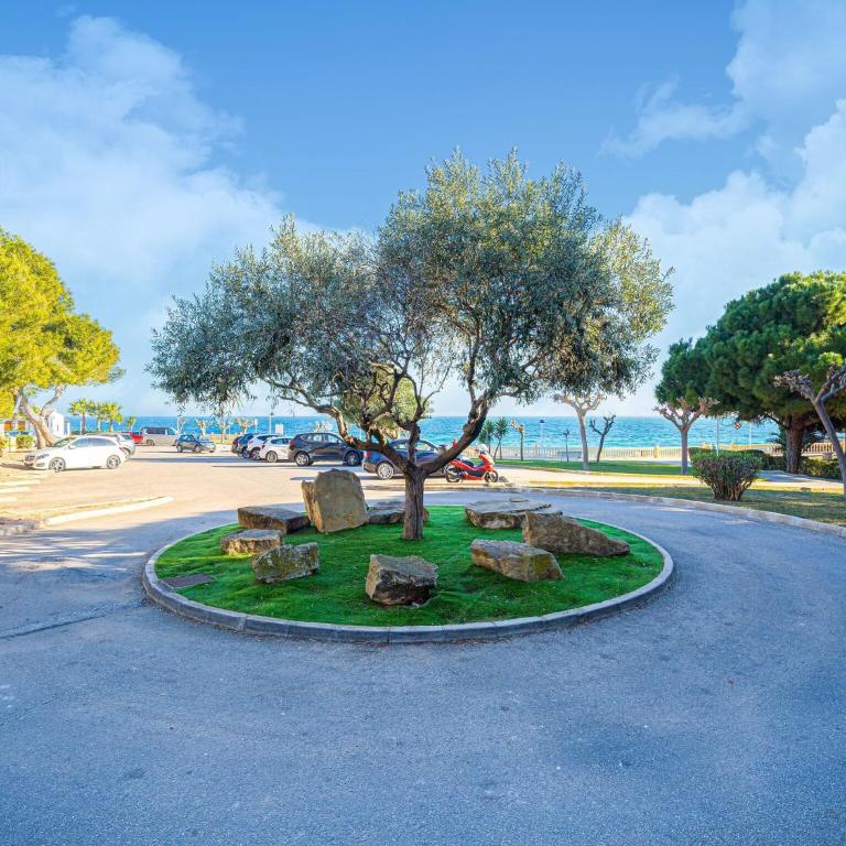 Comfort Steps from the Sea - Two-Bedroom Holiday Home - 36