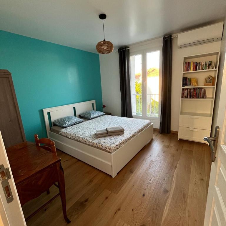 Villa la désirée, Haut de la villa très lumineux, entièrement rénovée, 3 pièces, climatisé, parking privé dans 120m2 de jardin, proche plage ! - Appartement - 4