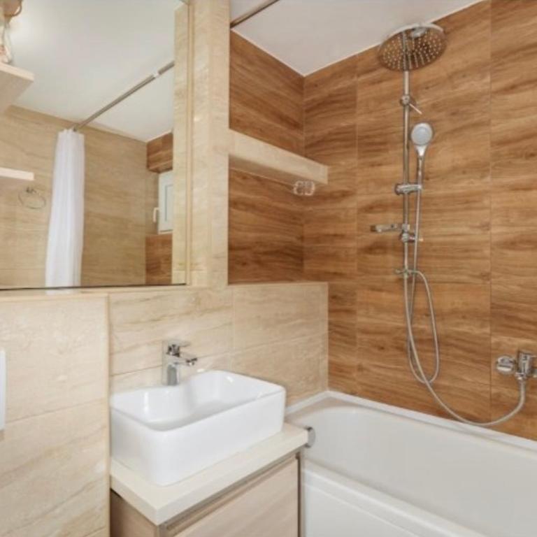 Apartment Prosperus with Sea View - Three-Bedroom Apartment with Sea View - 24