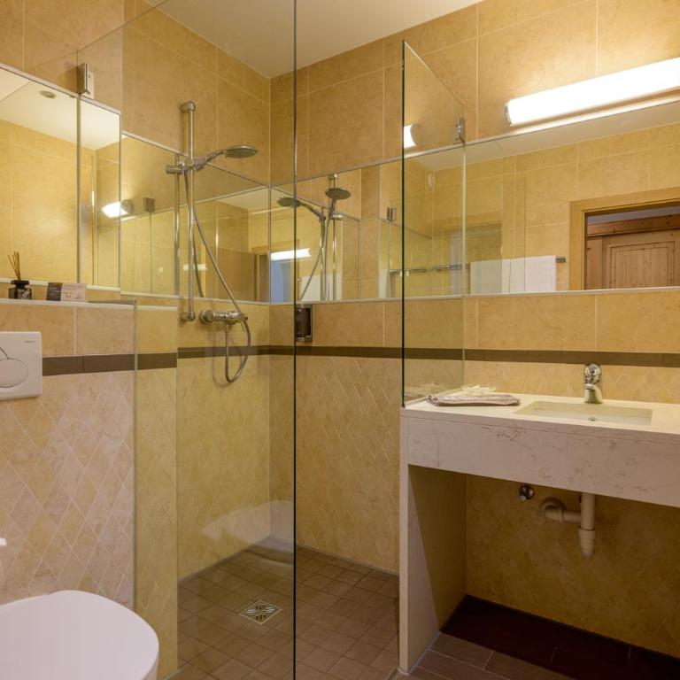 Hotel Jägerhof Mayrhofen - Zimmer mit Kingsize-Bett und Balkon - 10