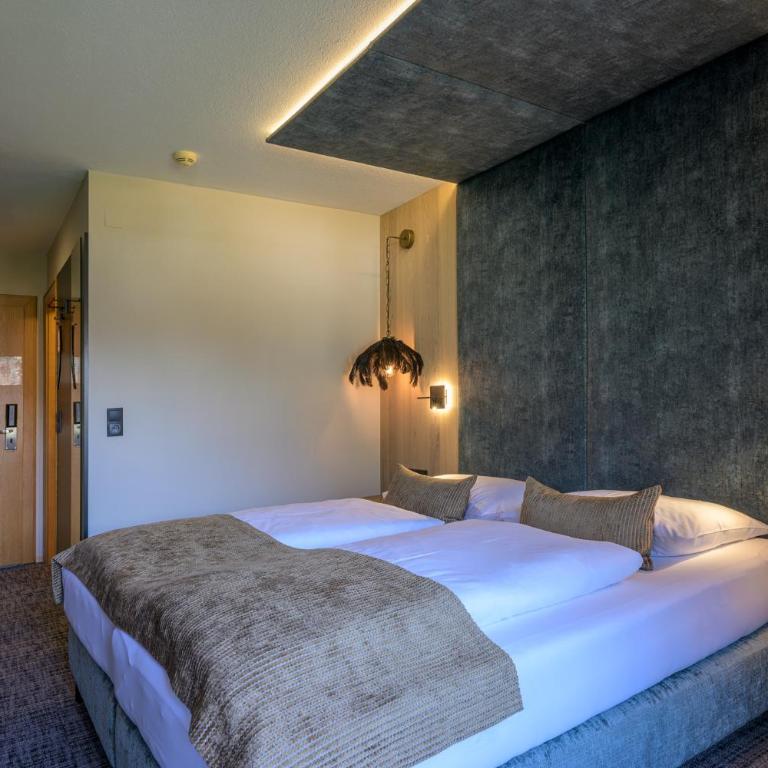 Hotel Jägerhof Mayrhofen - Zimmer mit Kingsize-Bett und Balkon - 8