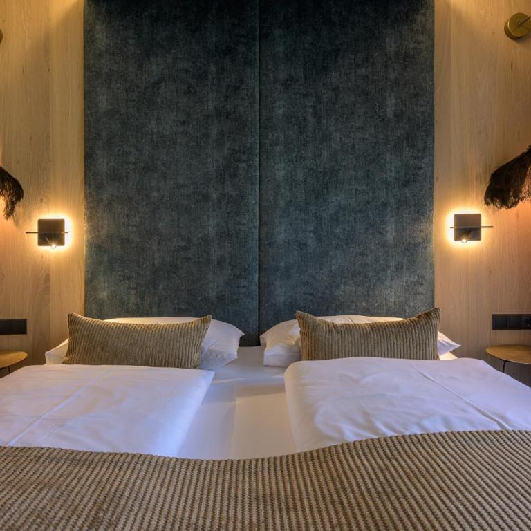 Hotel Jägerhof Mayrhofen - Zimmer mit Kingsize-Bett und Balkon - 9