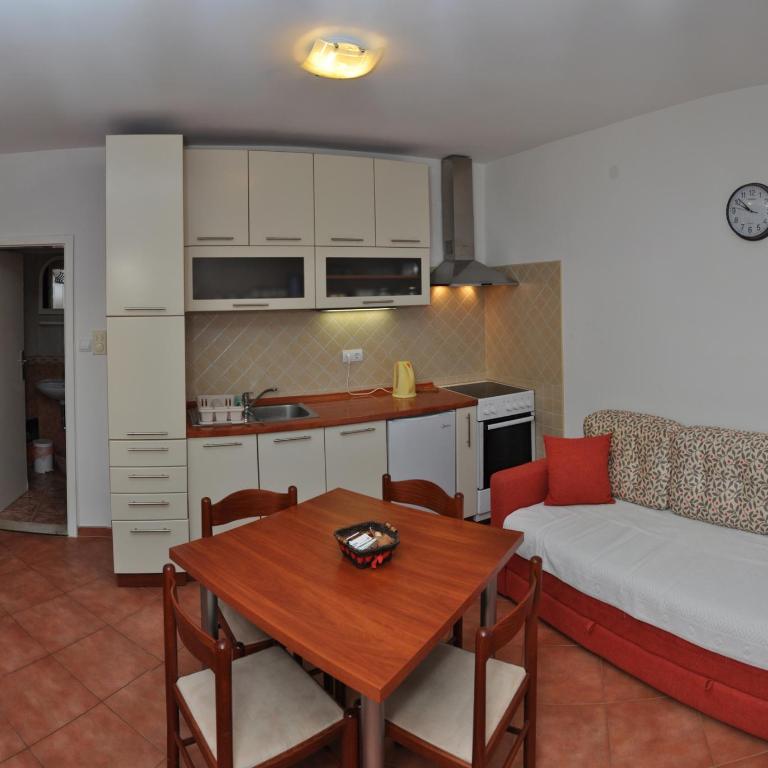 Apartments Miana - Apartman s 1 Spavaćom Sobom i Popločanim Dvorištem - 10
