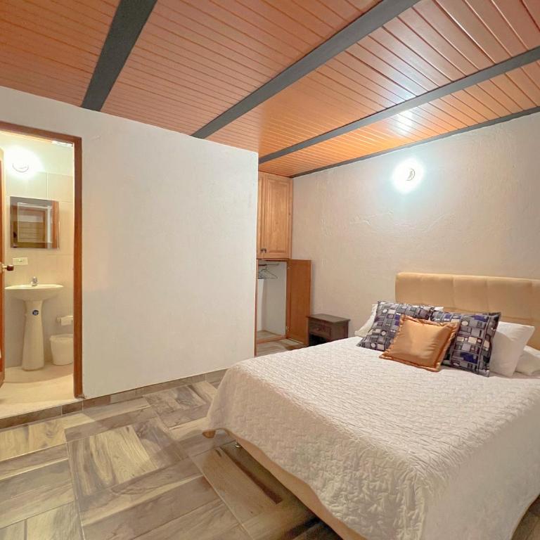 Apto a 4 cuadras del centro Histórico - Three-Bedroom Apartment - 8