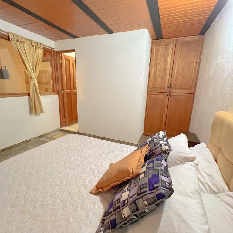 Apto a 4 cuadras del centro Histórico - Three-Bedroom Apartment - 12