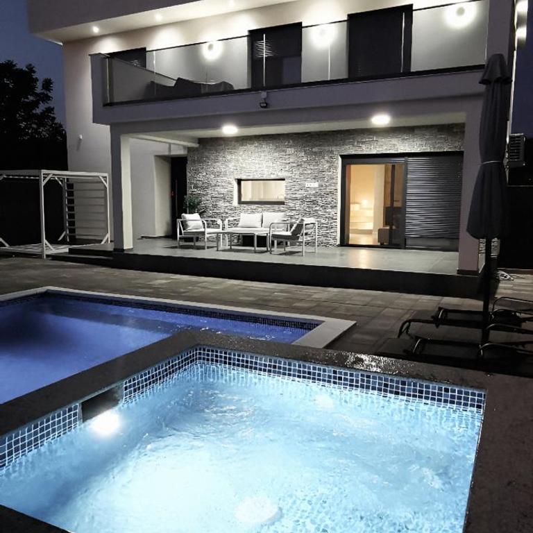 LUXIA PRIVATE ESTATE Sauna & Pool x Jacuzzi with Fireplace outdoor lounge - Vila sa Sopstvenim Bazenom - 29