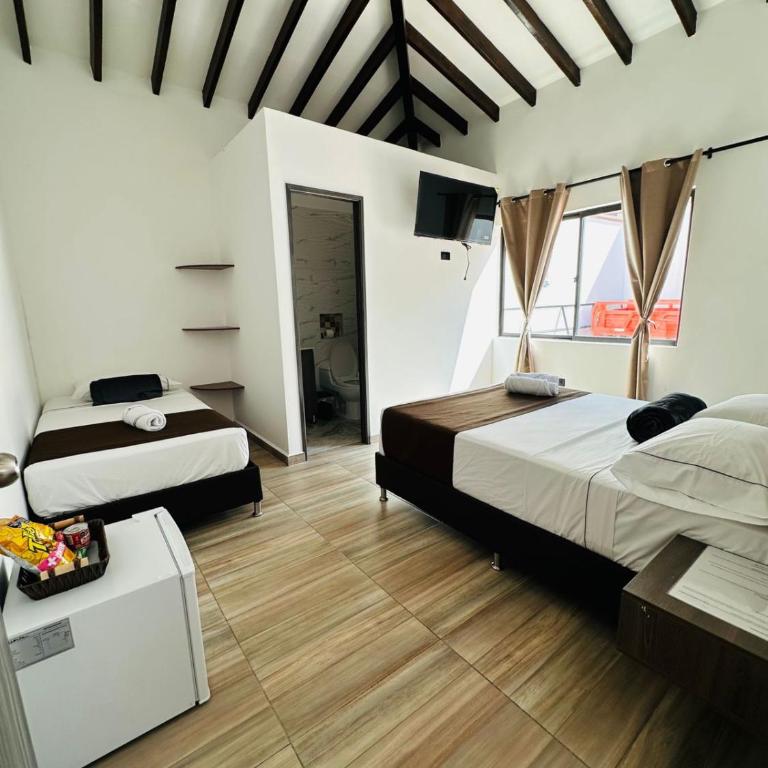 Hotel Paraiso Cañaveral - Habitación Familiar con baño privado - 2