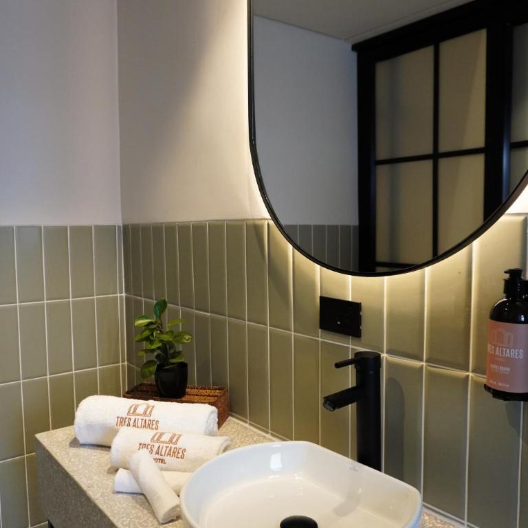 Hotel Tres Altares Sabaneta - Habitación Doble Deluxe con balcón - 4