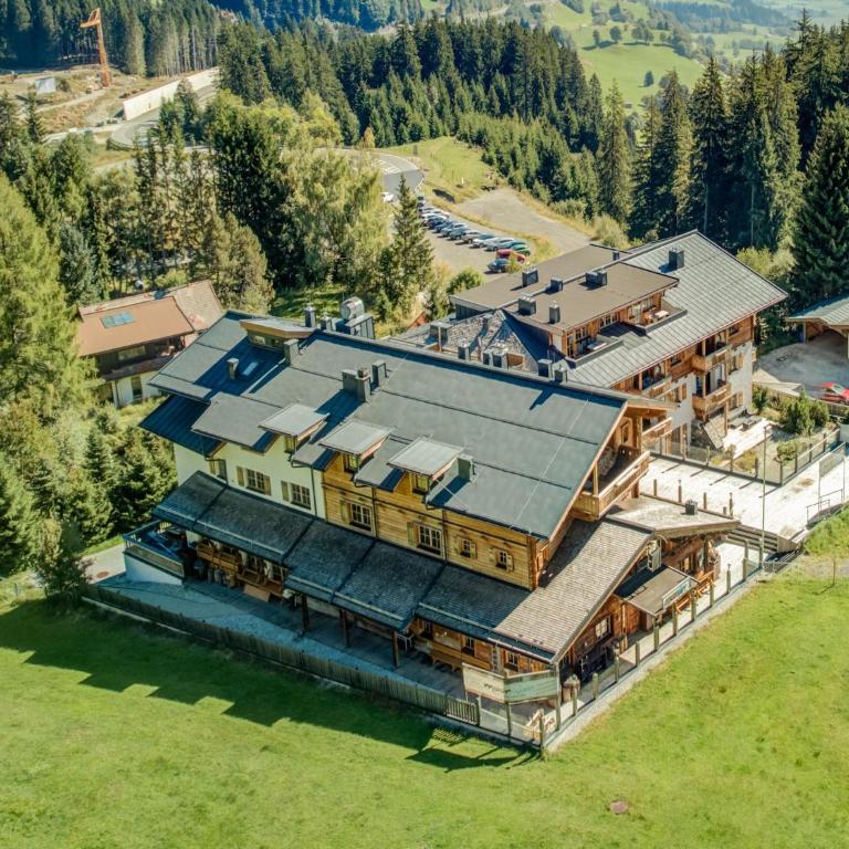 Chalet in Mittersill by Ski Lift & Sauna - Three-Bedroom Apartment - 8
