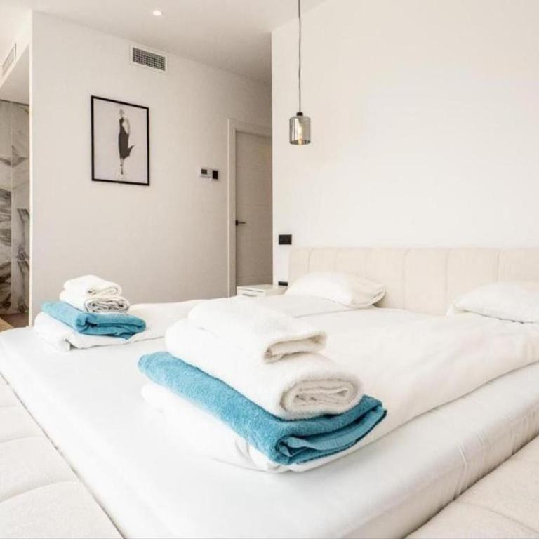Casa Bella - Brand New Luxury 4 Bedroom Villa on La Cala Golf!! - Villa - 9