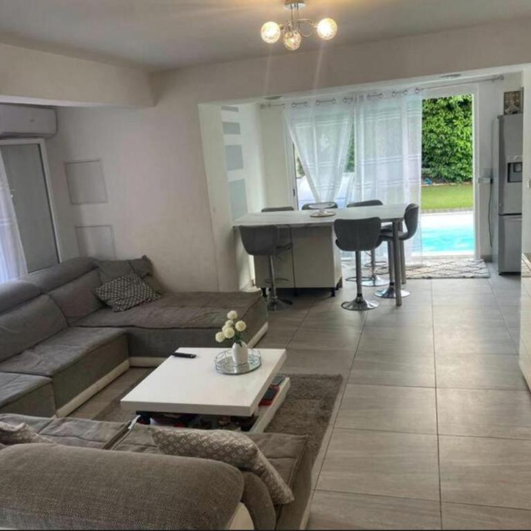 Bas de villa avec piscine et jardin - Maison 3 Chambres - 1