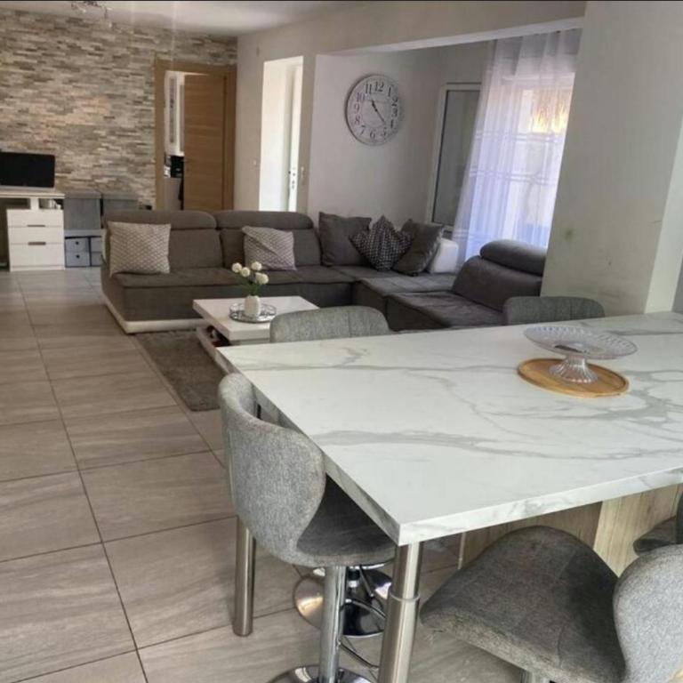 Bas de villa avec piscine et jardin - Maison 3 Chambres - 9