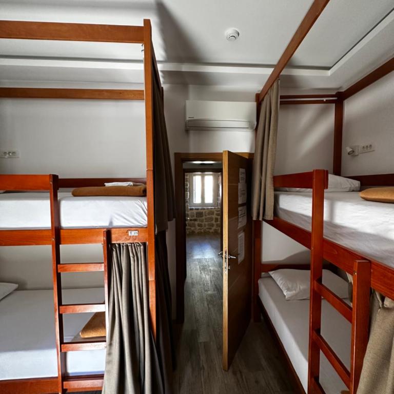 CENTRUM HOSTEL - Bed in 8-Bed Mixed Dormitory Room - 2