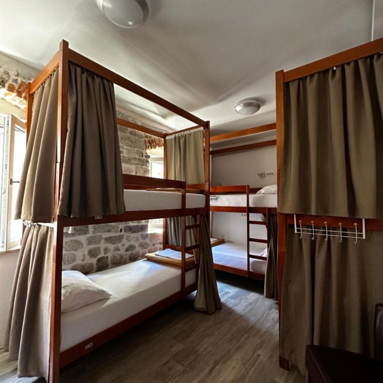 CENTRUM HOSTEL - Bed in 6-Bed Mixed Dormitory Room - 2