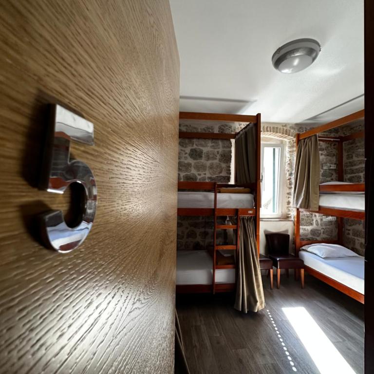 CENTRUM HOSTEL - Bed in 8-Bed Mixed Dormitory Room - 4