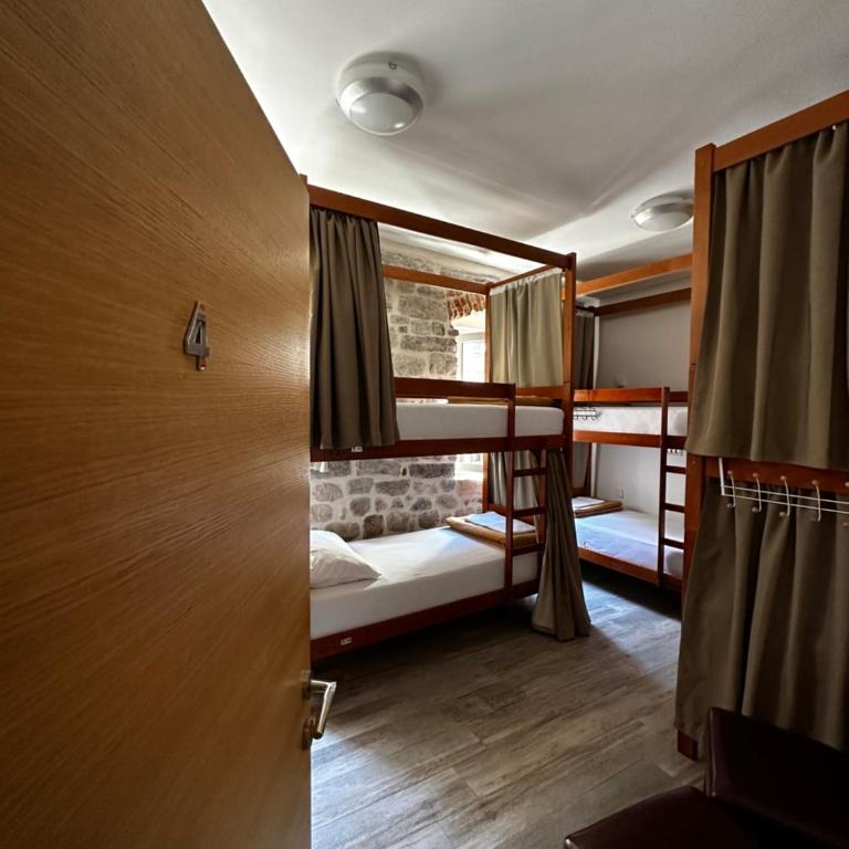 CENTRUM HOSTEL - Bed in 6-Bed Mixed Dormitory Room - 4