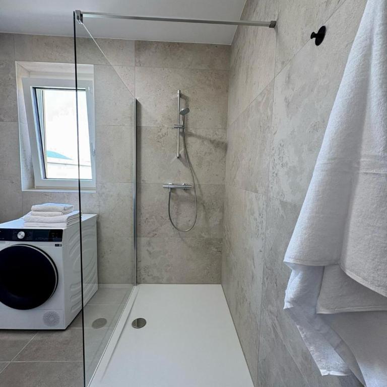 Fresh Apartment Upstairs & Free Parking - Apartamento de 1 dormitorio - 10
