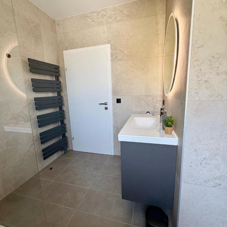 Fresh Apartment Upstairs & Free Parking - Apartamento de 1 dormitorio - 11