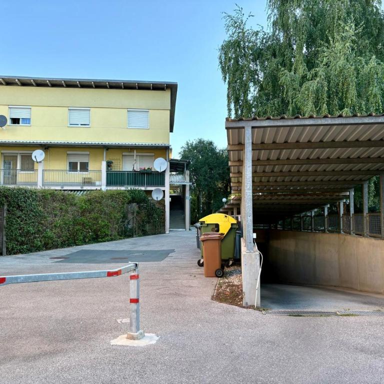 Fresh Apartment Upstairs & Free Parking - Apartamento de 1 dormitorio - 18