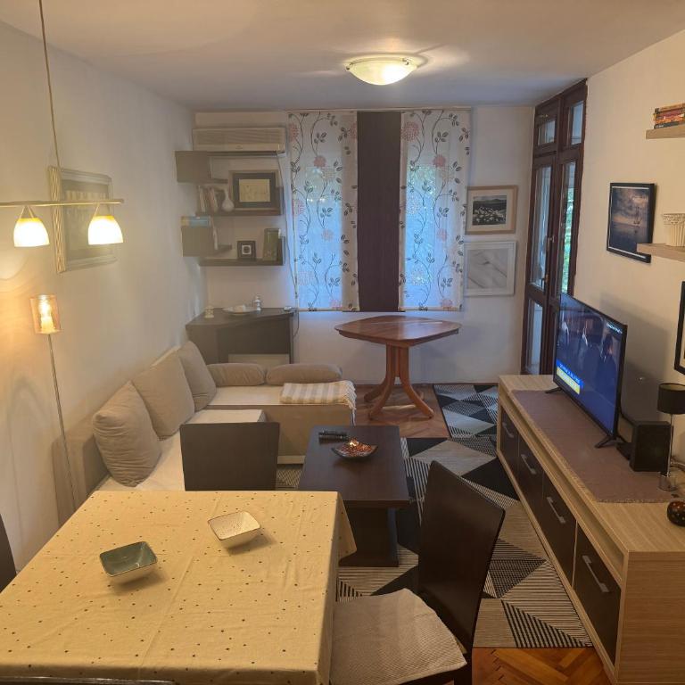 Modern Apartment Free Parking Near Center - One-Bedroom Apartment - 11