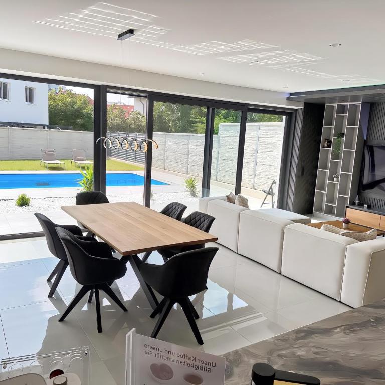 Design-Villa mit beheiztem Pool & stimmungsvoller Beleuchtung - Villa mit 2 Schlafzimmern - 20