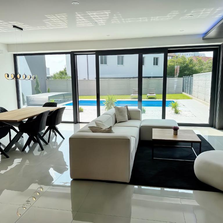 Design-Villa mit beheiztem Pool & stimmungsvoller Beleuchtung - Villa mit 2 Schlafzimmern - 1