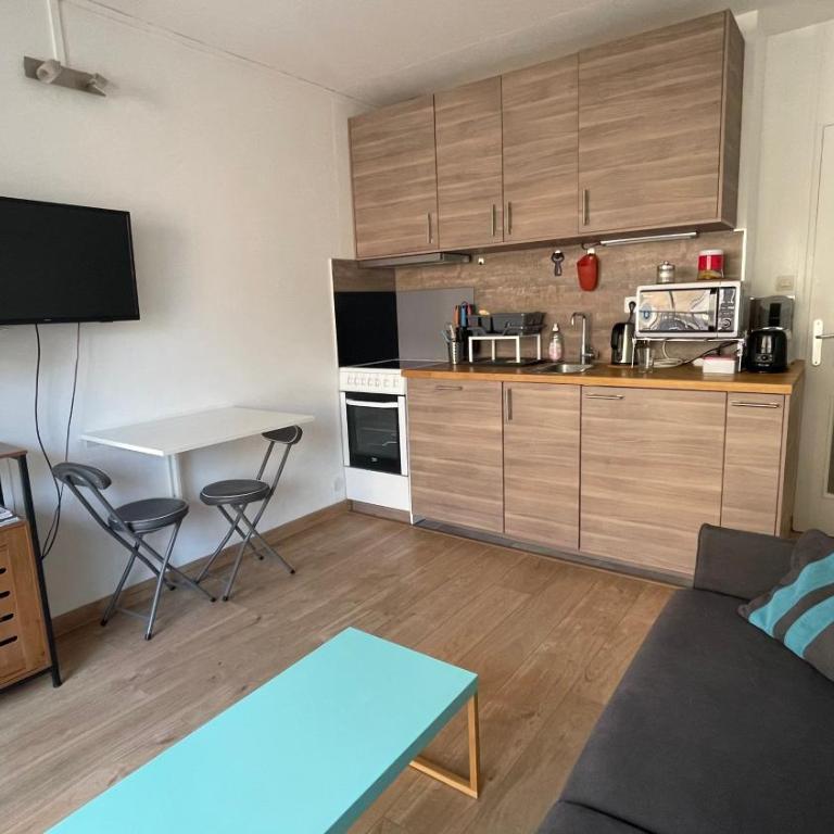 Studio plein centre, calme, parking inclus, piscine et gardien - Studio-Apartment - 2