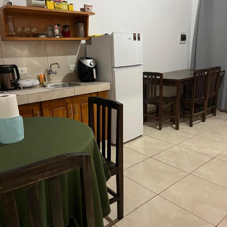 Casa Florida a 15 minutos de Encarnación - Three-Bedroom House - 4