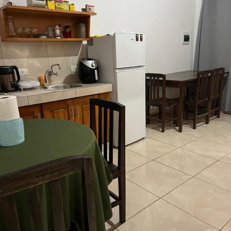 Casa Florida a 15 minutos de Encarnación - Three-Bedroom House - 20