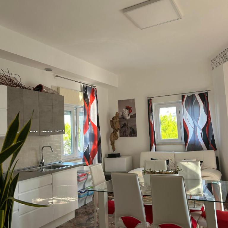 Domus Divina & Domus Elegans Fronte Mare by Gessicaholiday - Two-Bedroom Apartment with Balcony - 10