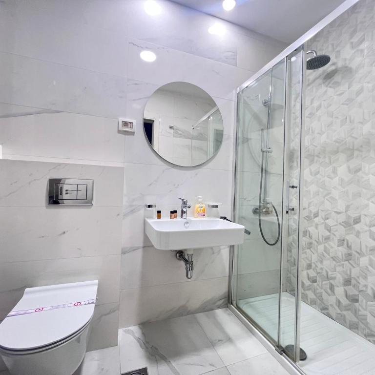 White Homes Apartments • Central Point - Superior Apartment with Balcony - 4