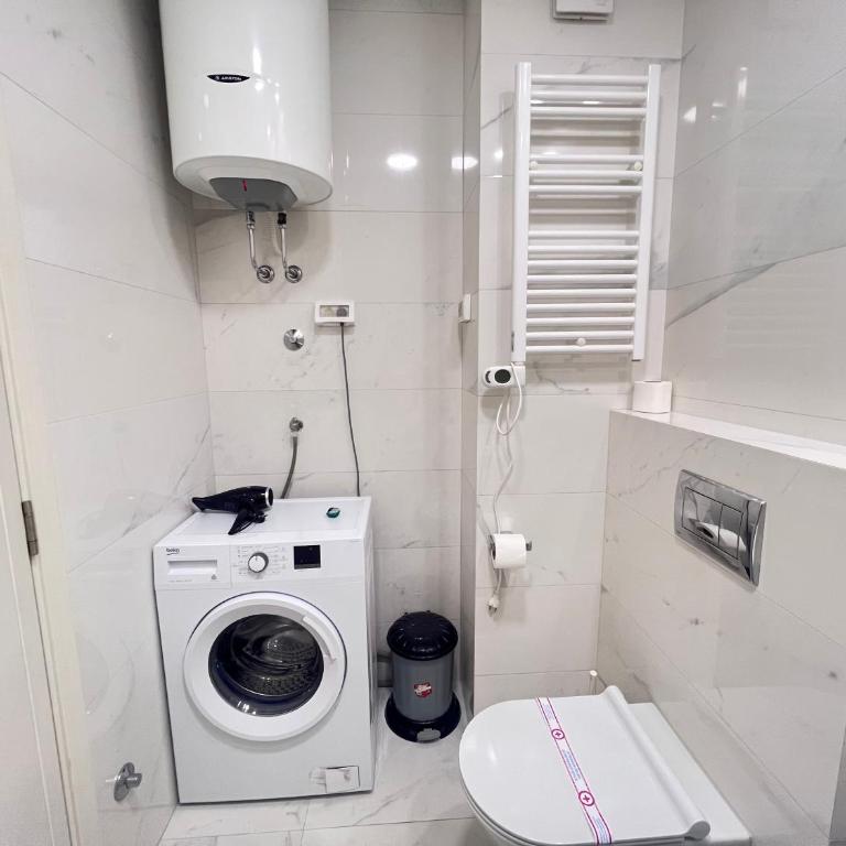 White Homes Apartments • Central Point - Superior One-Bedroom Apartment with Balcony - 5