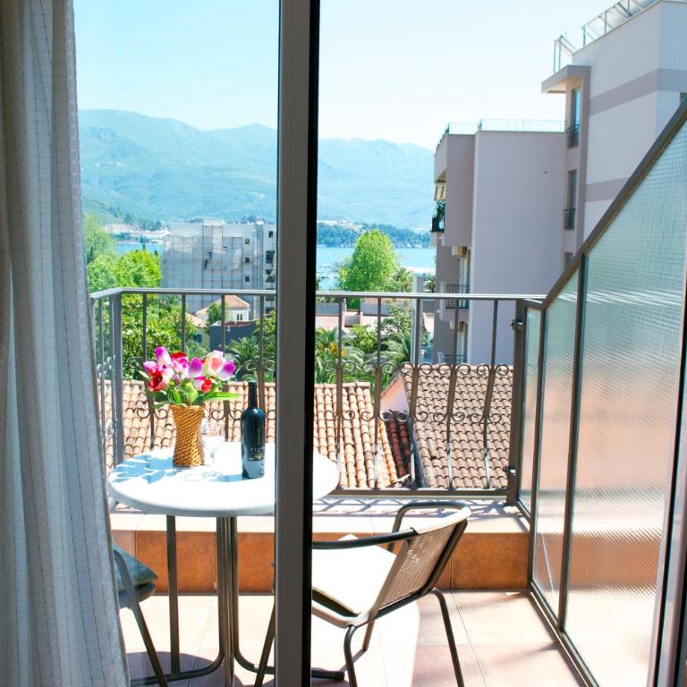 Apartments Luka - Dvokrevetna Soba sa Bračnim Krevetom sa Balkonom i Pogledom na More - 12