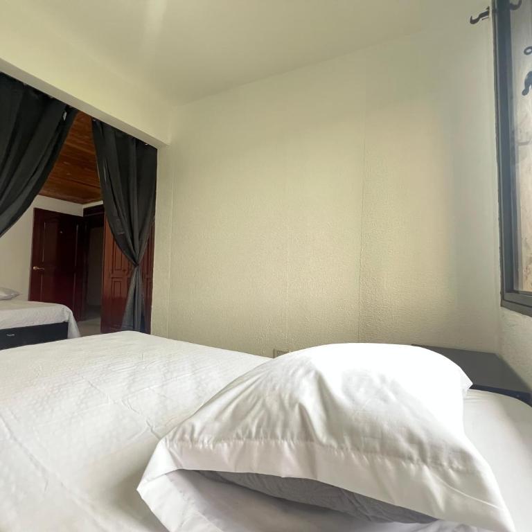 Hostal Comunidad HBT - Double or Twin Room with Mountain View - 9