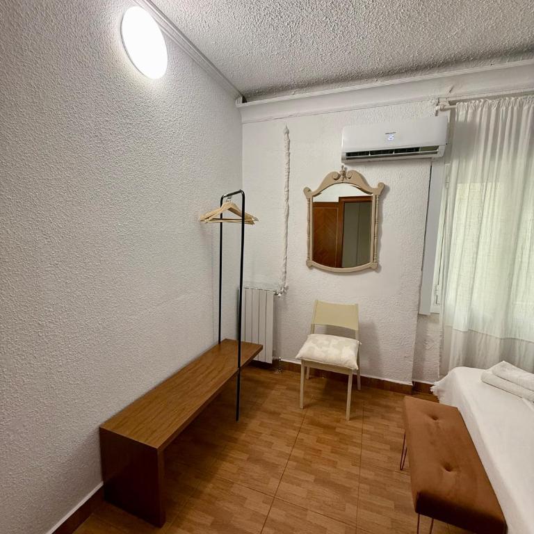 Apartamento Único en Plaza del Pilar - Three-Bedroom Apartment - 16