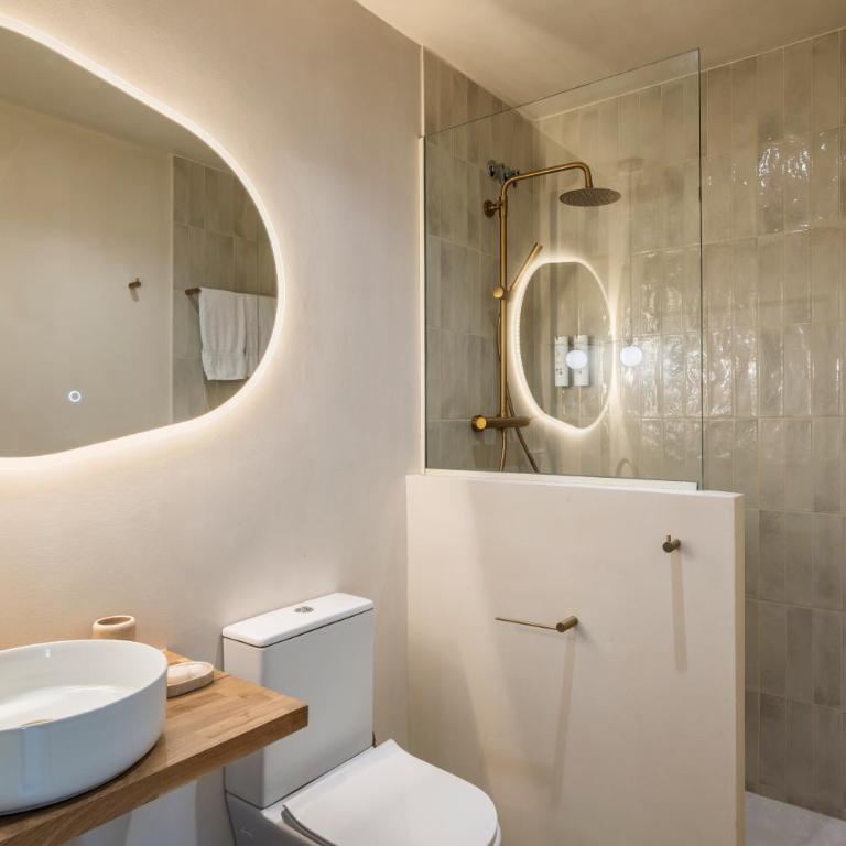 The Boulevard by Aspasios - Double Room with Balcony - 4