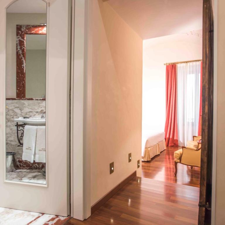 Golden Tower Hotel & Spa - Deluxe Double or Twin Room - Tower - 3