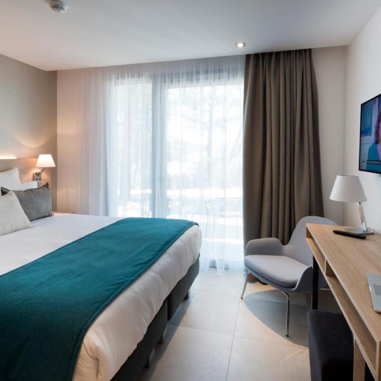 Golden Tulip Sophia Antipolis - Hotel & Spa - Chambre Lit King-Size Supérieure avec Terrasse - 1