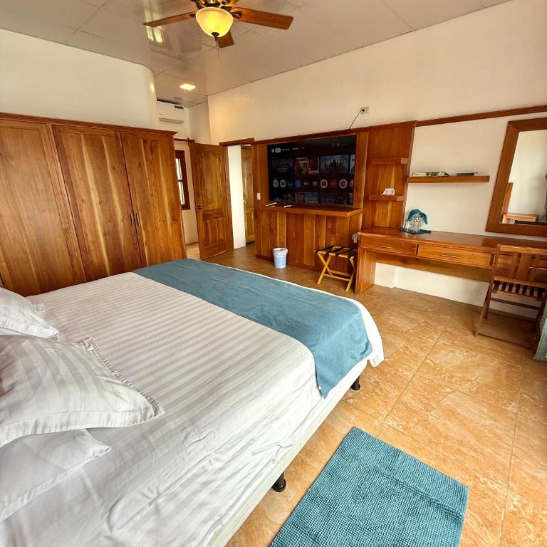 Hotel Albemarle Galapagos Beachfront - Deluxe Double Room with Balcony and Sea View - 5