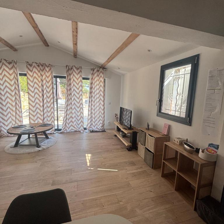 Sanary sur mer Location maison plein pied moderne 4 personnes bel espace extérieur entièrement clôturé parking gratuit à 7 minutes centre ville en voiture - Casa con 1 dormitorio - 4