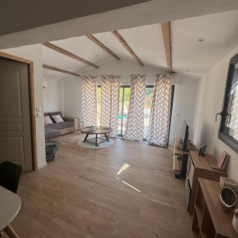 Sanary sur mer Location maison plein pied moderne 4 personnes bel espace extérieur entièrement clôturé parking gratuit à 7 minutes centre ville en voiture - Casa con 1 dormitorio - 1