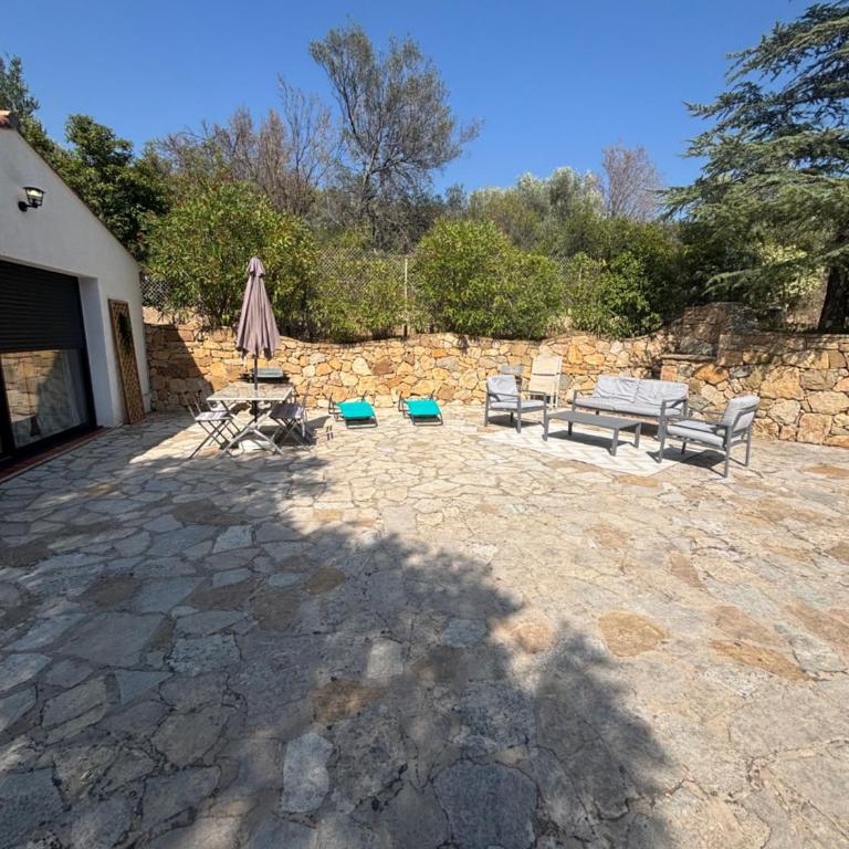 Sanary sur mer Location maison plein pied moderne 4 personnes bel espace extérieur entièrement clôturé parking gratuit à 7 minutes centre ville en voiture - Casa con 1 dormitorio - 12