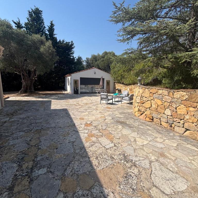 Sanary sur mer Location maison plein pied moderne 4 personnes bel espace extérieur entièrement clôturé parking gratuit à 7 minutes centre ville en voiture - Casa con 1 dormitorio - 15