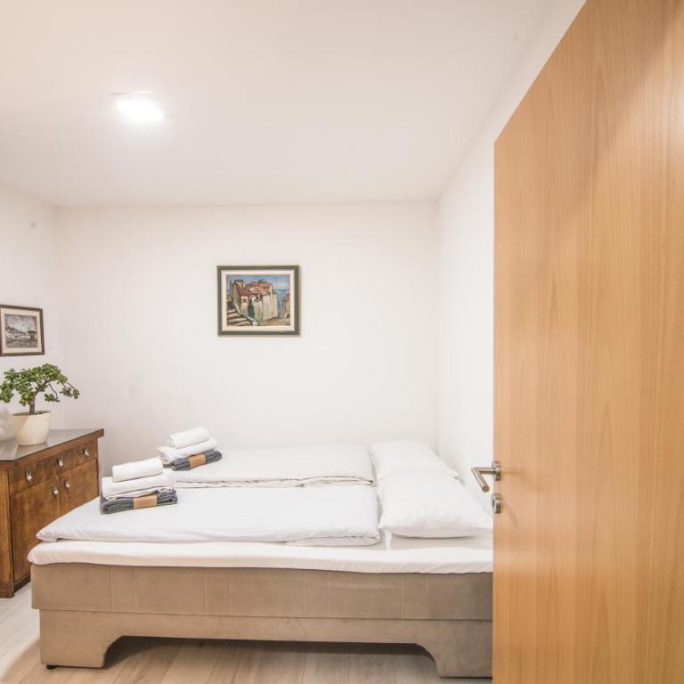 Kirsche Apartment - 85 sqm - Free parking - Two-Bedroom Apartment - 18