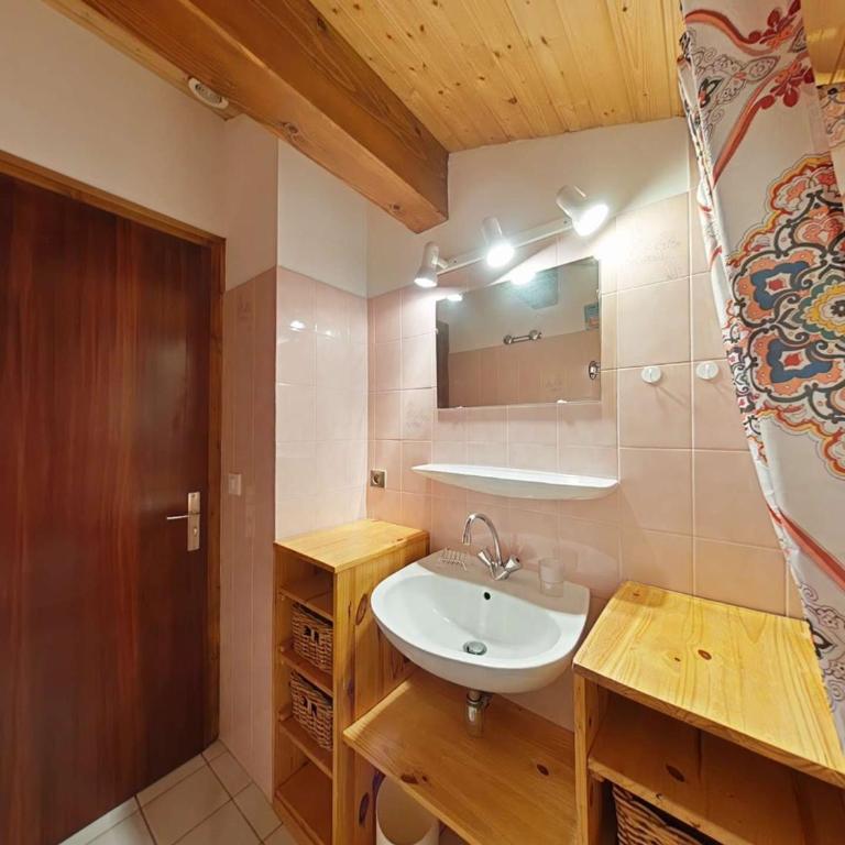 Appartement ensoleillé 2 étoiles, 6 couchages, proche pistes, balcon sud, navette ski - FR-1-241-94 - Apartment (6 Erwachsene) - 14