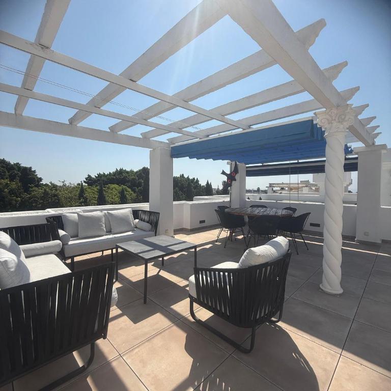 West-Facing Penthouse Roof Terrace Overlooking Pool Walk to Tennis and Golf - Apartamento de 2 dormitorios - 7