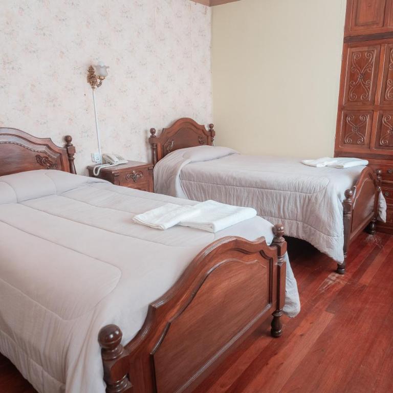Hostal Sucre - Twin Room with Private Bathroom - 5