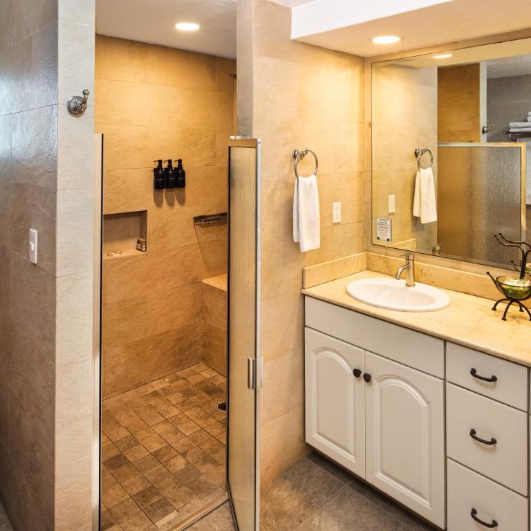 Oceanfront Luxury -4-King Suites Dive Pick Ups-Walk to Dining & Shops - Apartamento - 15